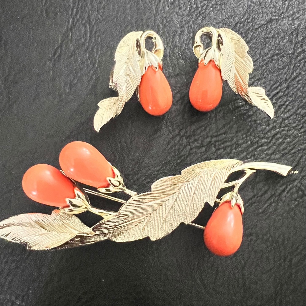 Sarah Coventry Gold Leaf Faux Coral Brooch Clip Earrings Set OS MCM 60s